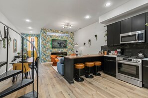 You will love the spacious and open living area, seamlessly blending style and comfort. Featuring modern furnishings, a fully equipped kitchen, and a cozy lounge area, it’s perfect for gatherings and relaxation.