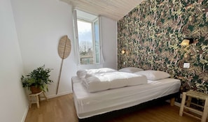 Chambre 2: Très lumineuse est équipée de deux lits de 80/200, convertible en 160/200, de deux tabourets de chevet, d'un très joli portant à vêtements en bois et de deux appliques murale.