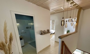 Pallier desservant les trois chambres, la salle d'eau et les toilettes.
