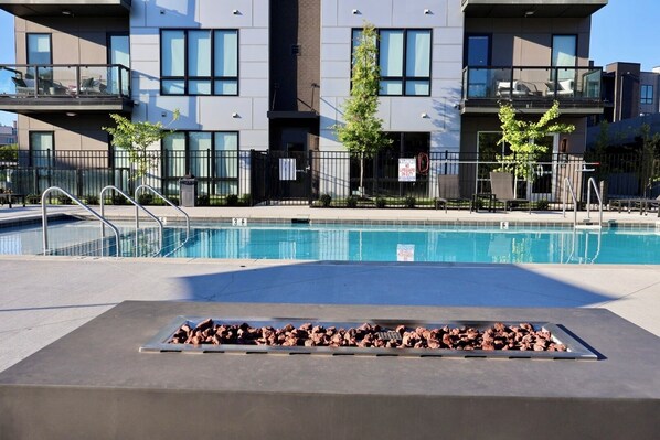 Pool, Weber Grill & Fire-Pit