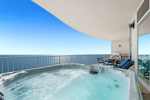 Bañera de hidromasaje al aire libre