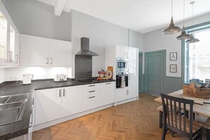 A spacious kitchen & dining area