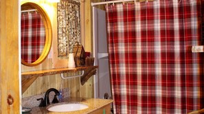 Cabin 10 Bathroom (1)