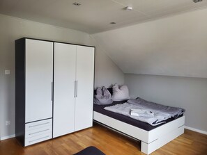 Großes Schlafzimmer/ Familienuimmer mit 2 Doppelbetten, Schrank und Schlafcouch 