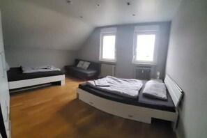 Großes Schlafzimmer/ Familienuimmer mit 2 Doppelbetten, Schrank und Schlafcouch 