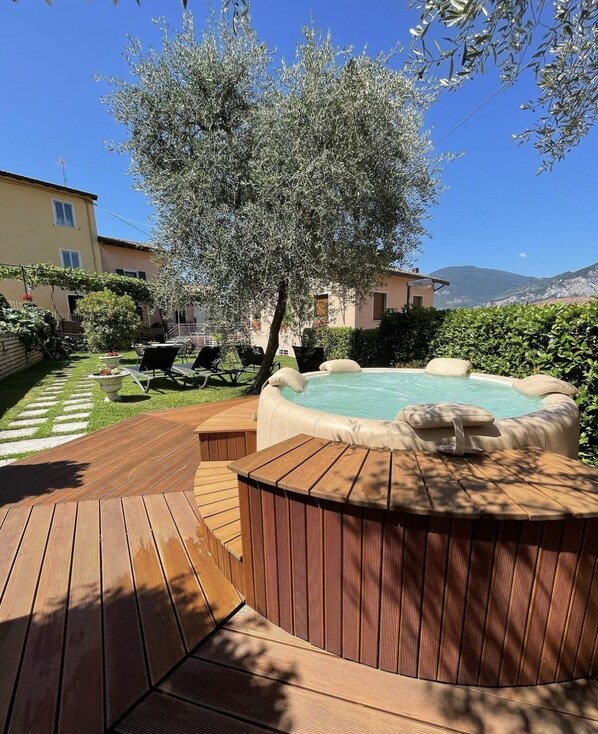 Outdoor spa tub