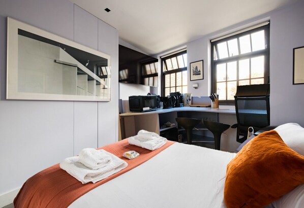 lovely micro studio unit perfect for short city break or live/work space
