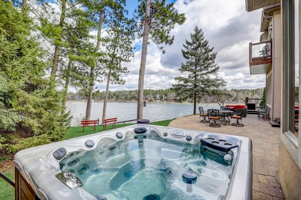 7 person hot tub right by the lake!