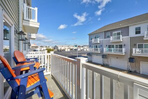 Sit out on the Large Balcony and enjoy Sweet Bay Breeze!