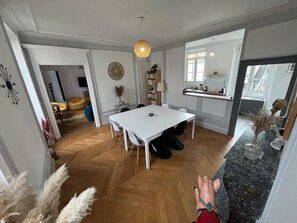 Salle à manger, avec accès direct à la cuisine et au salon.