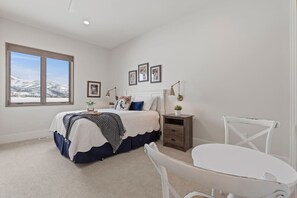 queen en suite bedroom