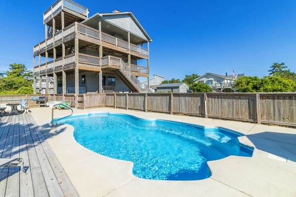 Exterior & Private Pool