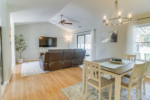 Living Room | Free WiFi | Central Heating & A/C | Smart TV