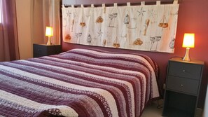 Chambre lit double gîte MICOCOULIER