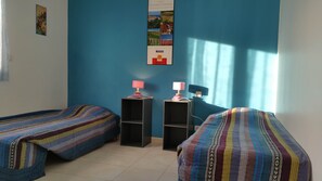 Chambre enfants jusqu'à 3 lits simples gîte MICOCOULIER