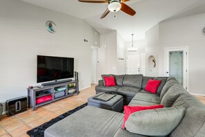 Living Room | Central A/C + Heating | Free WiFi | Smart TV