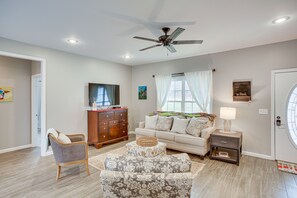 Living Room | Smart TV | Free WiFi | Ceiling Fans