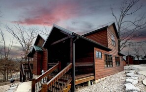 Lakefront Vibes- 5 bedroom Lakefront Luxury Lodge on Table Rock Lake! 