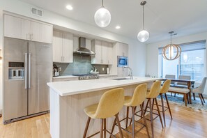 Kitchen | Central Air Conditioning/Heat | Workstations | Free WiFi