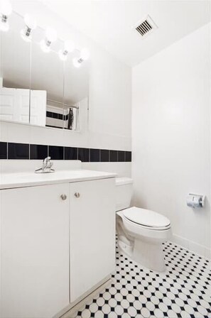 Hoboken 1 Bedroom Bathroom