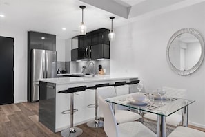 Downtown/South End Boston 1 Bedroom Dining Room