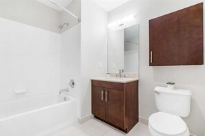 Jersey City 1 Bedroom River View Bathroom
