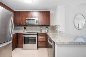 Jersey City 1 Bedroom River View Kitchen