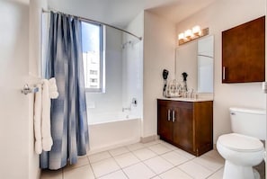 Jersey City 1 Bedroom River View Bathroom
