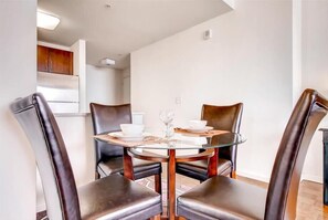 Jersey City 1 Bedroom River View Dining Room