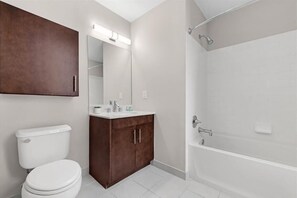 Jersey City 2 Bedroom River View Bathroom