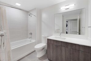 Noma Washington 1 Bedroom Bathroom