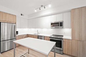 Noma Washington 1 Bedroom Deluxe w/ Balco Kitchen