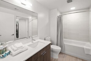 Noma Washington 2 Bedroom Bathroom