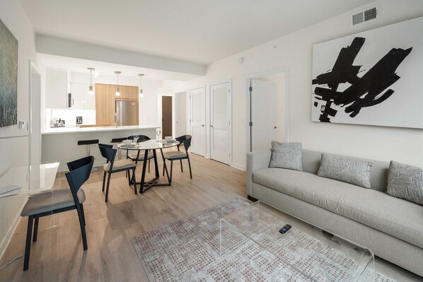 Noma Washington 2 Bedroom Queen/2 Twin Living Room