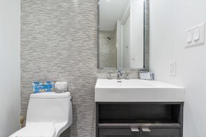 Midtown East New York 1 Bedroom Bathroom