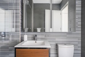 Midtown West New York 1 Bedroom Deluxe Bathroom