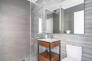 Midtown West New York 1 Bedroom Deluxe Bathroom