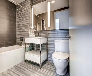 Midtown West New York 1 Bedroom Deluxe Bathroom