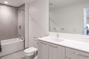 Herndon/Reston Reston 2 Bedroom King Bed Bathroom
