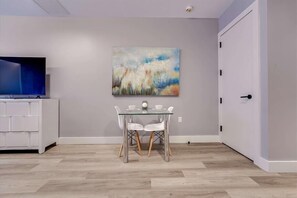 Bronx Studio 2/Queen Dining Room
