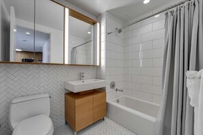 Midtown West New York 1 Bedroom Deluxe Bathroom