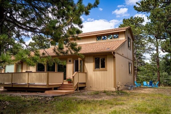 Welcoming, mountain-modern vacation home. Newly remodeled! Large yard for play!