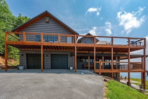 Experience 360° Panoramic Mountain Views! Spacious decks surround this luxurious 7,000+ sq ft cabin, offering breathtaking vistas of the Smokies, & beyond. Your dream mountain retreat awaits!