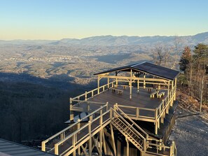 Step into a world of elevated elegance on our rooftop terrace, where mountain views are the pièce de résistance of your event. 🍾 #MountainMarvels #Inn The Clouds