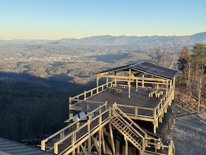 Step into a world of elevated elegance on our rooftop terrace, where mountain views are the pièce de résistance of your event. 🍾 #MountainMarvels #Inn The Clouds