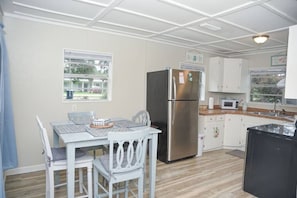 Dining area for 4 guests