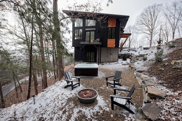 Outdoor spa tub
