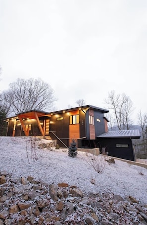 The Brambles is a modern mountain house with a welcoming exterior and beautiful views.