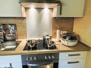 Køkken Apparat, Større Bandage, Husholdningsapparat, Køkken, Countertop, Bordservice, Lille Apparat, Komfur, Cabinetry, Komfur