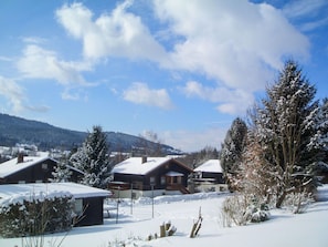 Wolke, Himmel, Pflanze, Schnee, Azurblau, Steigung, Gebäude, Baum, Natürliche Landschaft, Haus